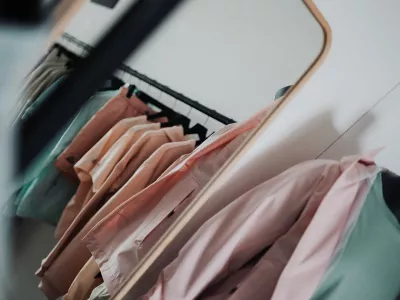 Bunte T-shirts auf Kleiderstange