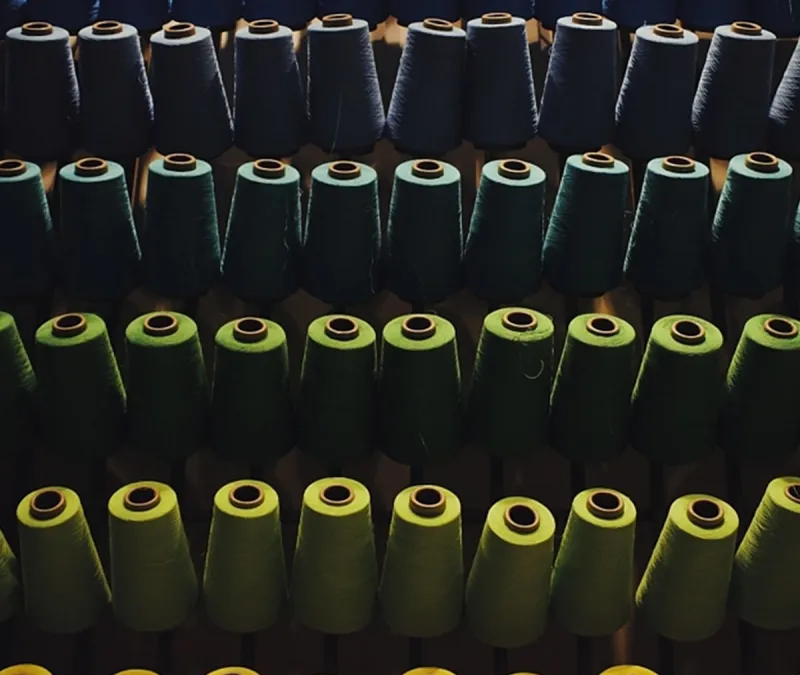 Spulen mit buntem Zwirn