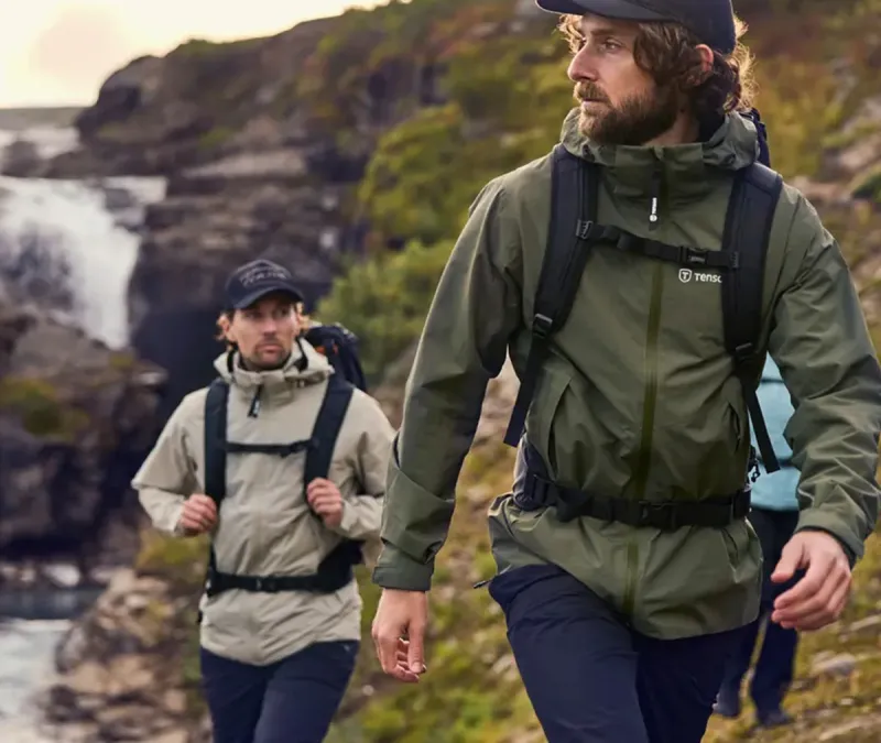 Zwei Wanderer in Tenson Outdoorjacken