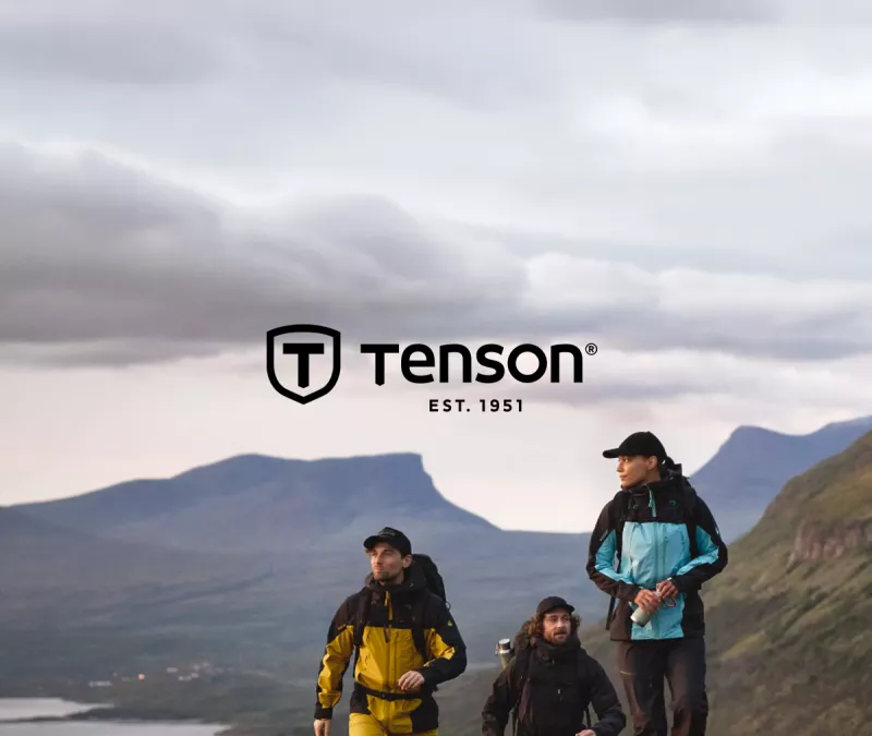 Tenson Logo auf Landschaftsbild mit Wanderer